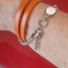 Bracelet femme triple tour en cuir plat orange et passant résine