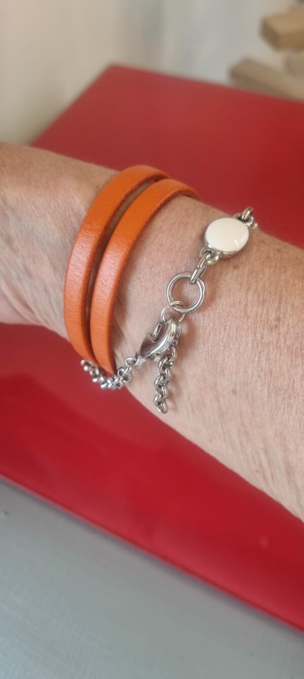 Bracelet femme triple tour en cuir plat orange et passant résine