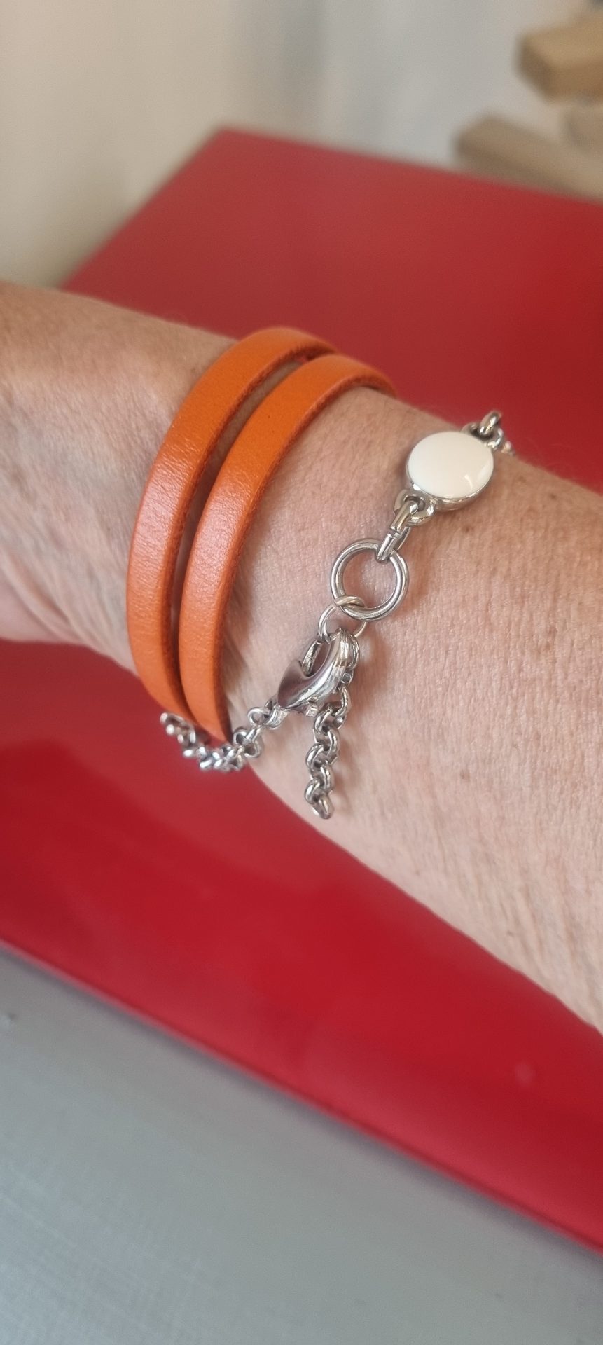 Bracelet femme triple tour en cuir plat orange et passant résine