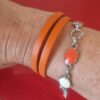 Bracelet femme triple tour en cuir plat orange et passant résine