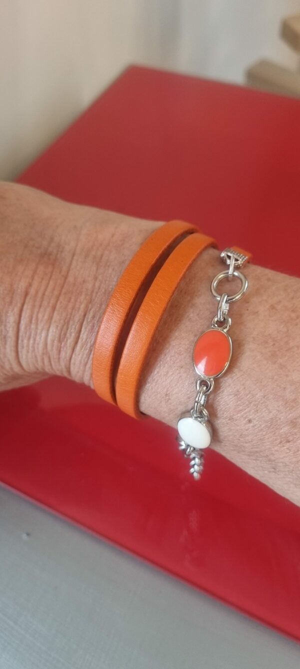 Bracelet femme triple tour en cuir plat orange et passant résine