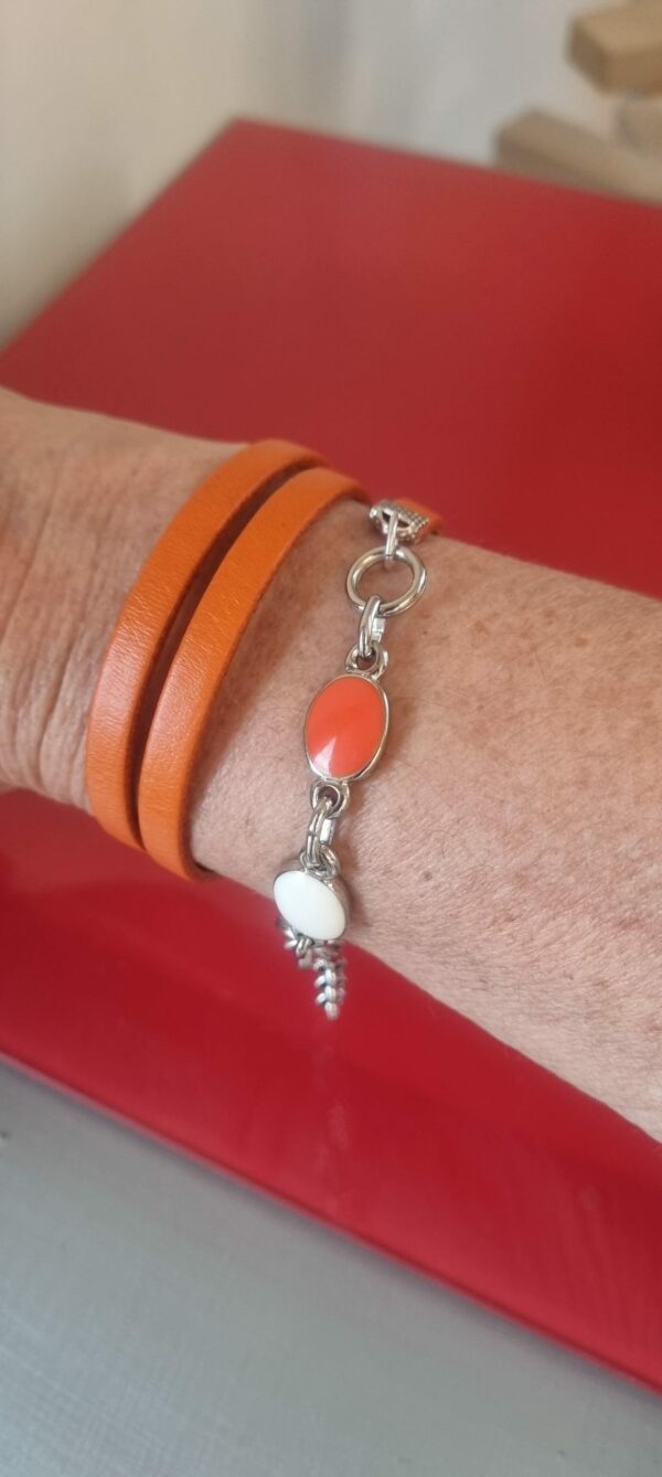 Bracelet femme triple tour en cuir plat orange et passant résine