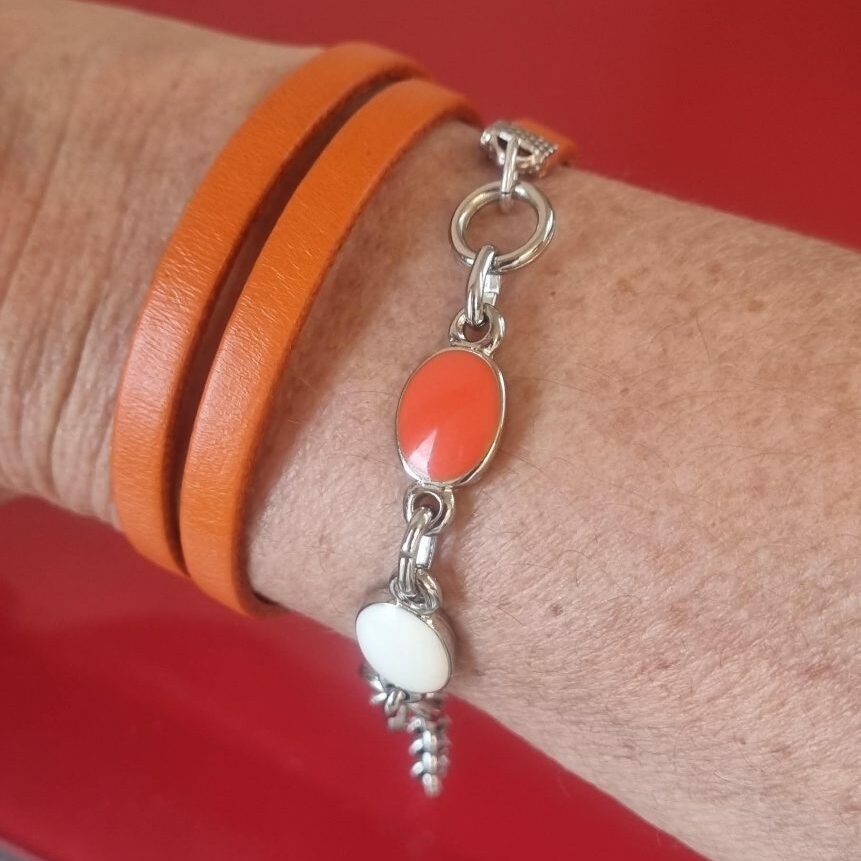 Bracelet femme triple tour en cuir plat orange et passant résine
