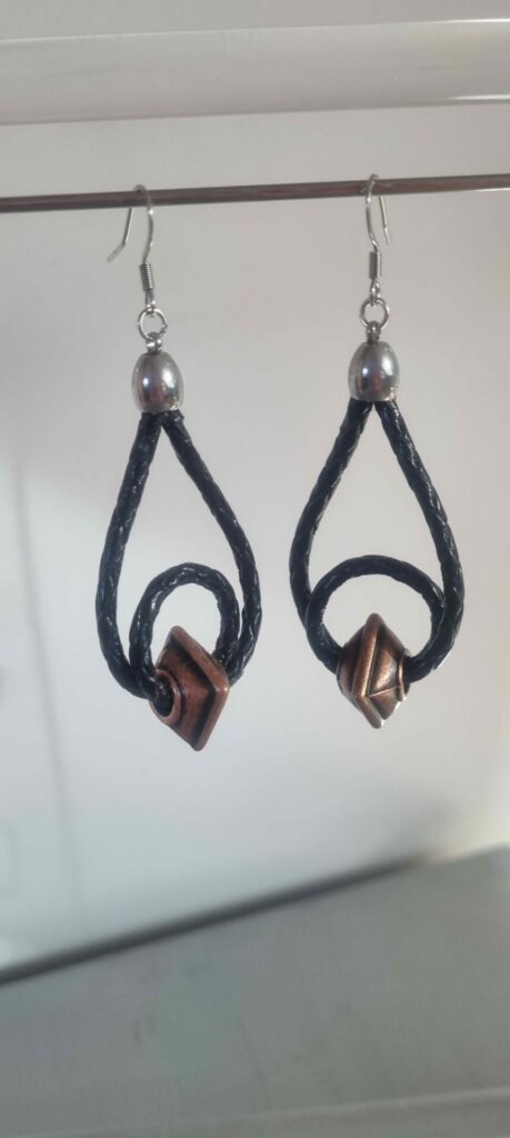 Boucles d'oreille femme en cuir rond tressé noir et sa perle cube cuivre