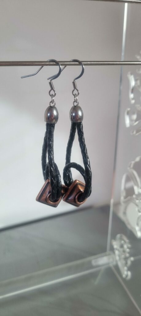 Boucles d'oreille femme en cuir rond tressé noir et sa perle cube cuivre