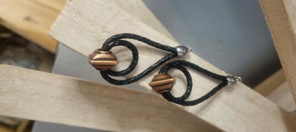 Boucles d'oreille femme en cuir rond tressé noir et sa perle cube cuivre