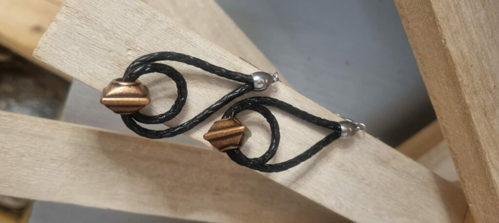 Boucles d'oreille femme en cuir rond tressé noir et sa perle cube cuivre
