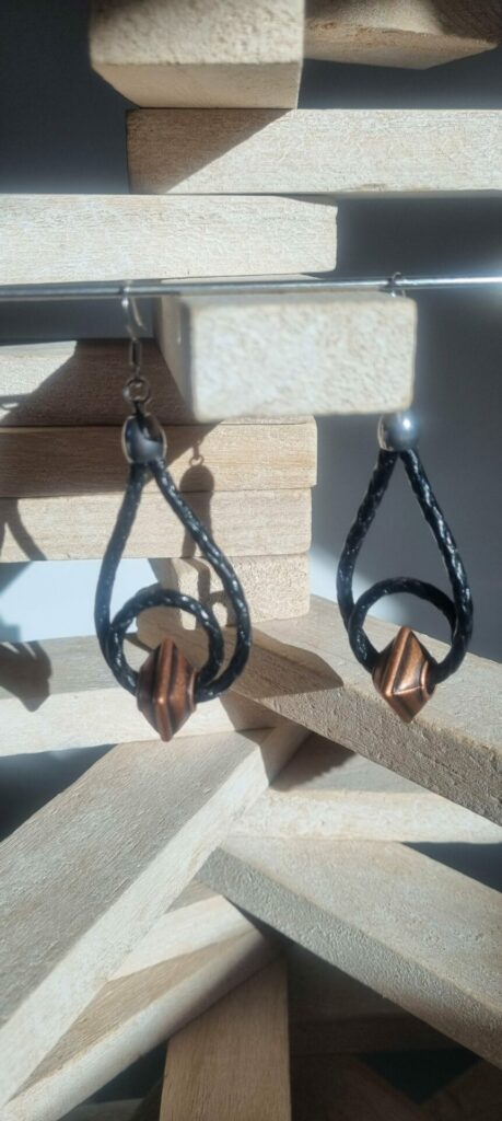 Boucles d'oreille femme en cuir rond tressé noir et sa perle cube cuivre