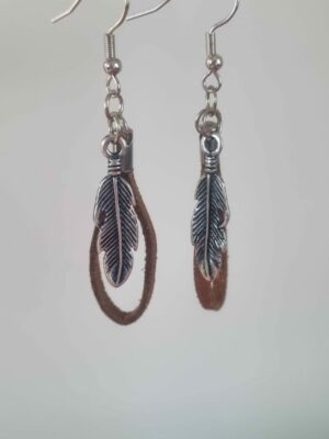 Boucles d'oreille suédine bronze et plume argentée