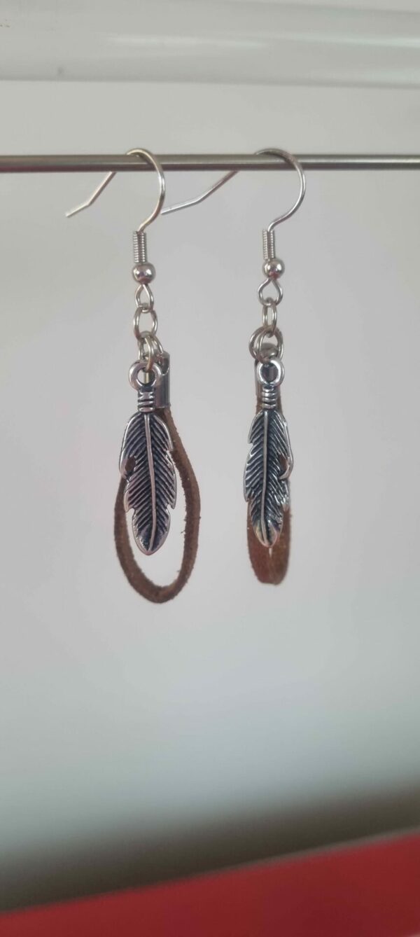 Boucles d'oreille suédine bronze et plume argentée