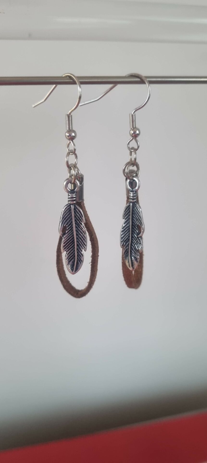 Boucles d'oreille suédine bronze et plume argentée