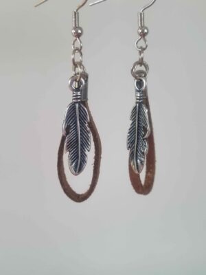 Boucles d'oreille suédine bronze et plume argentée