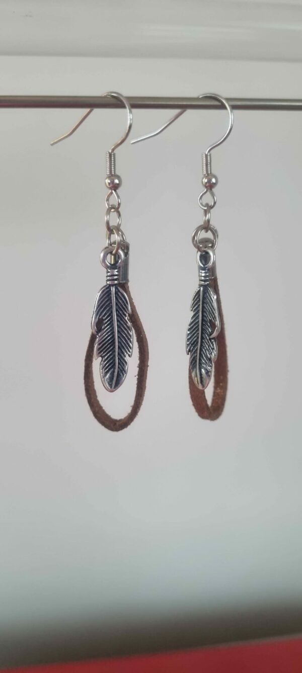 Boucles d'oreille suédine bronze et plume argentée