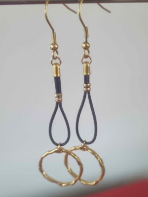 Boucles d'oreille femme en cuir violet et anneau doré