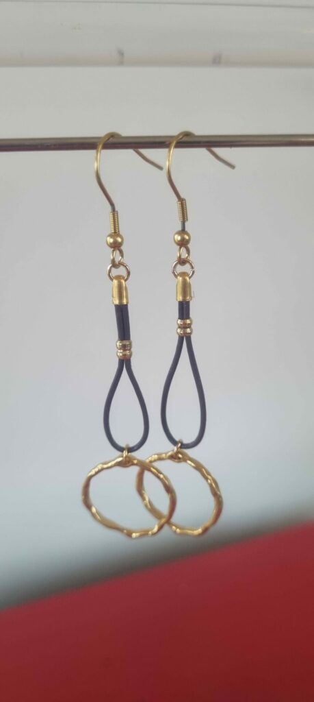Boucles d'oreille femme en cuir violet et anneau doré
