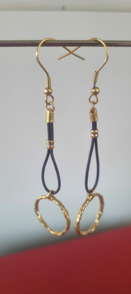 Boucles d'oreille femme en cuir violet et anneau doré