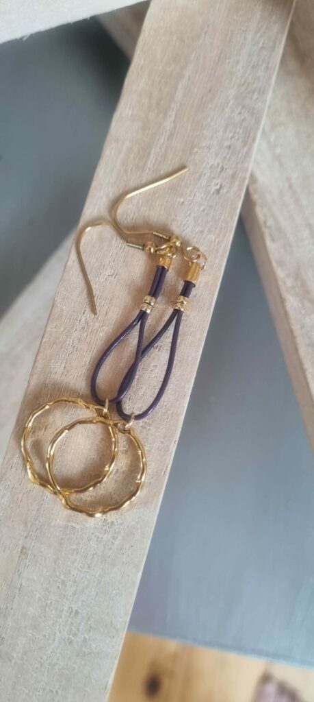 Boucles d'oreille femme en cuir violet et anneau doré