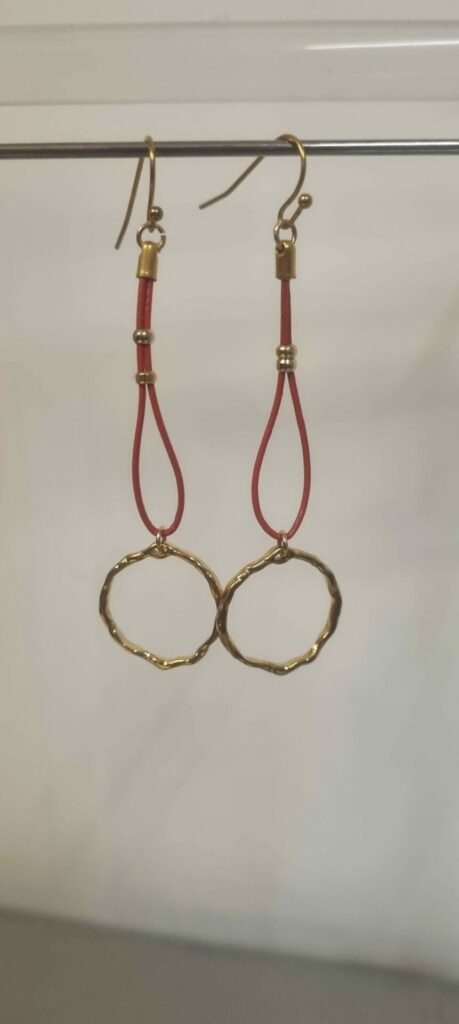 Boucles d'oreille femme en cuir fin orange et rond martelé doré