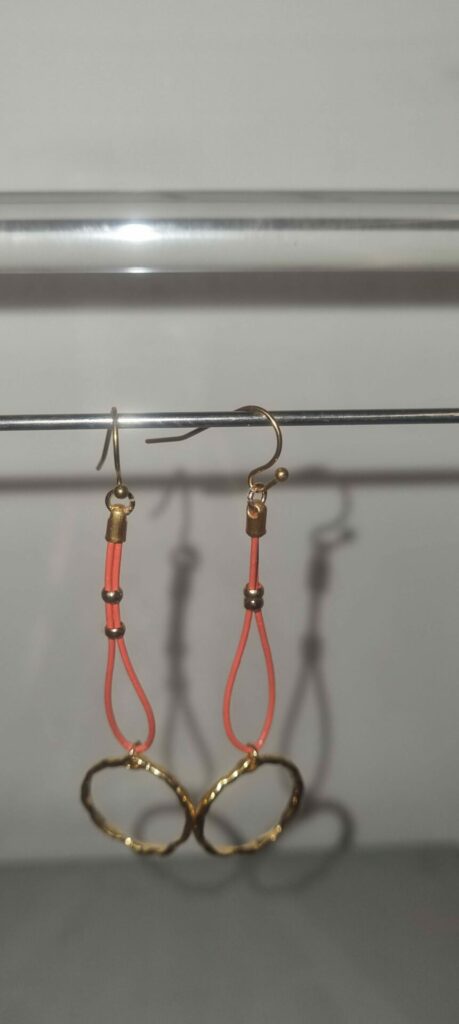 Boucles d'oreille femme en cuir fin orange et rond martelé doré