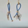 Boucles d'oreille femme en cuir bleu et étincelle dorée