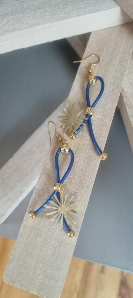Boucles d'oreille femme en cuir bleu et étincelle dorée