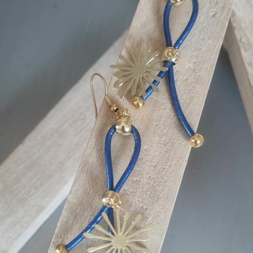 Boucles d'oreille femme en cuir bleu et étincelle dorée