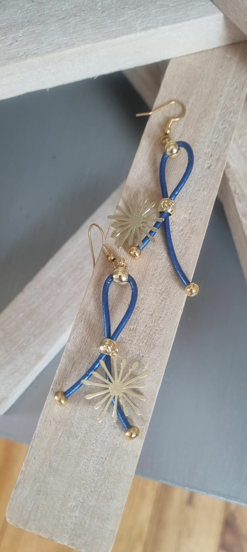 Boucles d'oreille femme en cuir bleu et étincelle dorée