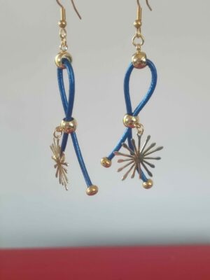 Boucles d'oreille femme en cuir bleu et étincelle dorée