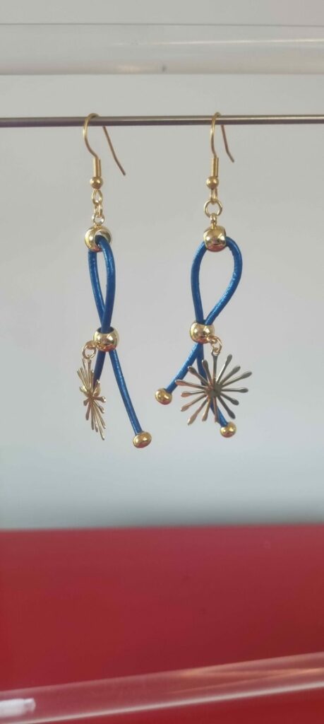 Boucles d'oreille femme en cuir bleu et étincelle dorée