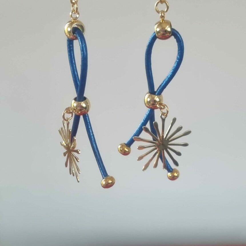 Boucles d'oreille femme en cuir bleu et étincelle dorée