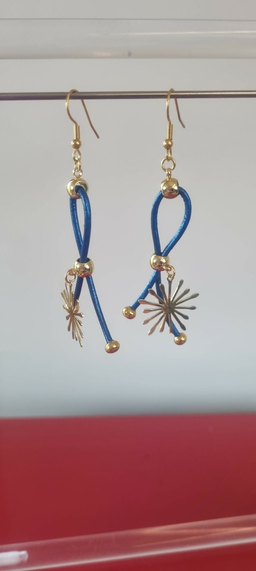 Boucles d'oreille femme en cuir bleu et étincelle dorée