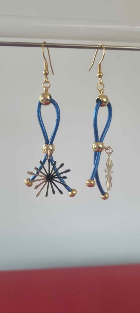 Boucles d'oreille femme en cuir bleu et étincelle dorée