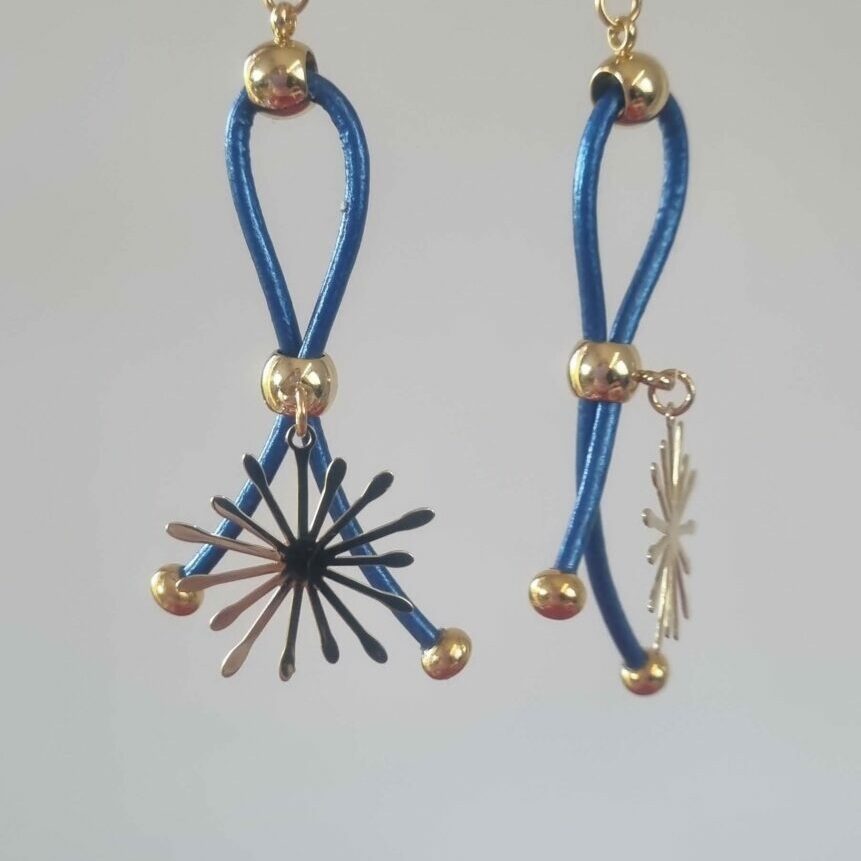 Boucles d'oreille femme en cuir bleu et étincelle dorée