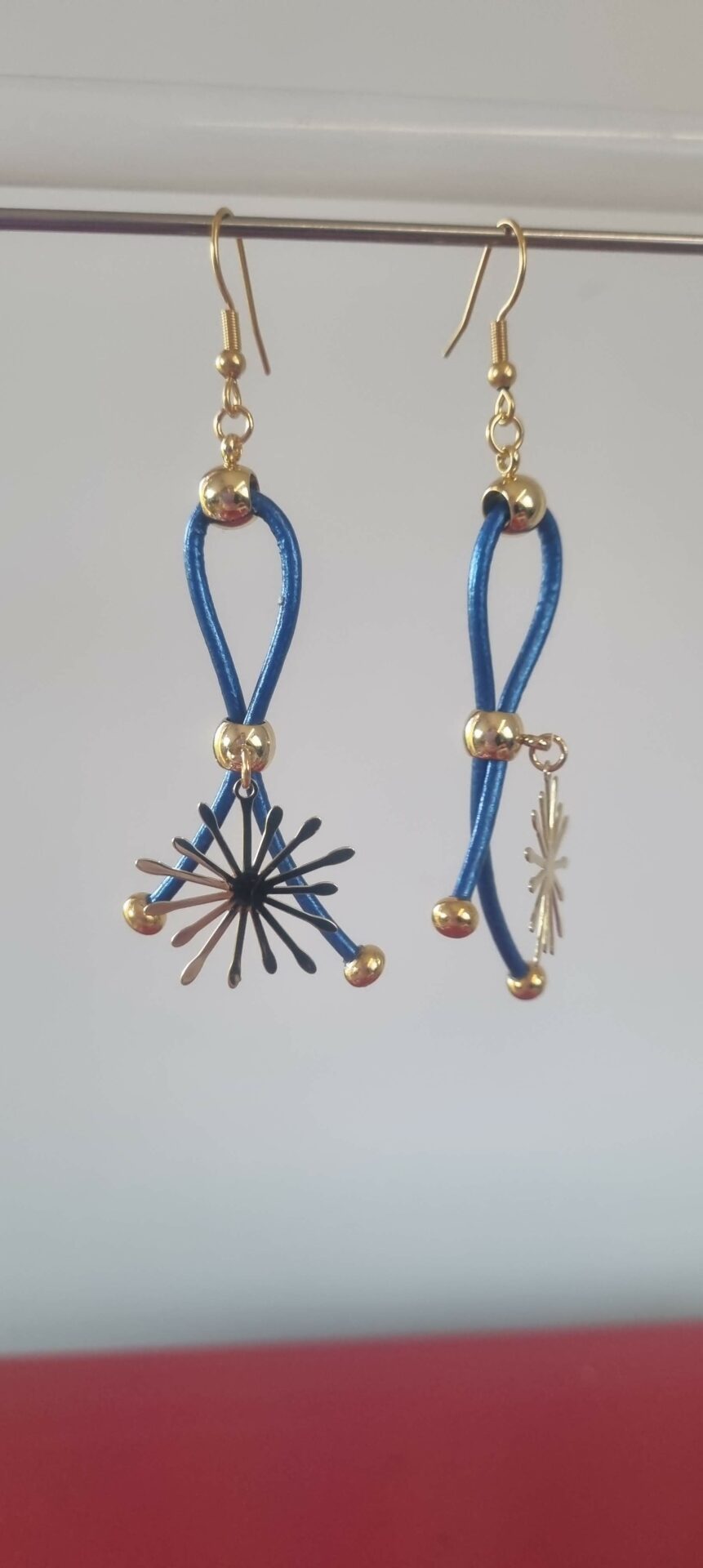 Boucles d'oreille femme en cuir bleu et étincelle dorée