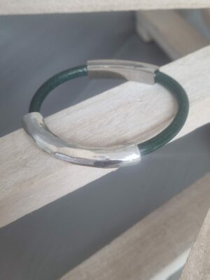 Bracelet femme cuir rond vert et tube martelé argenté