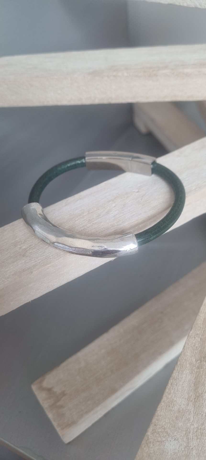 Bracelet femme cuir rond vert et tube martelé argenté