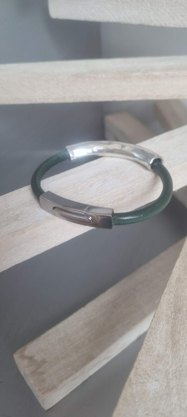 Bracelet femme cuir rond vert et tube martelé argenté