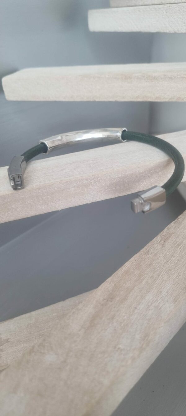 Bracelet femme cuir rond vert et tube martelé argenté