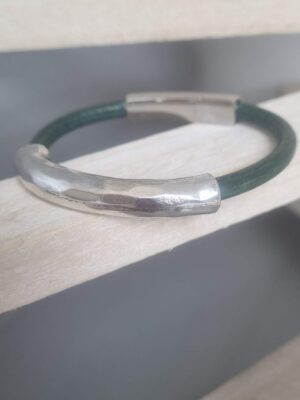 Bracelet femme cuir rond vert et tube martelé argenté