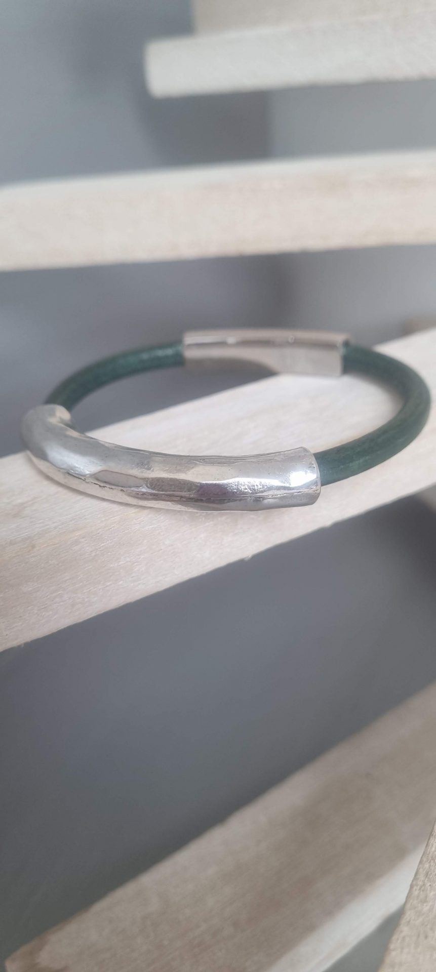 Bracelet femme cuir rond vert et tube martelé argenté