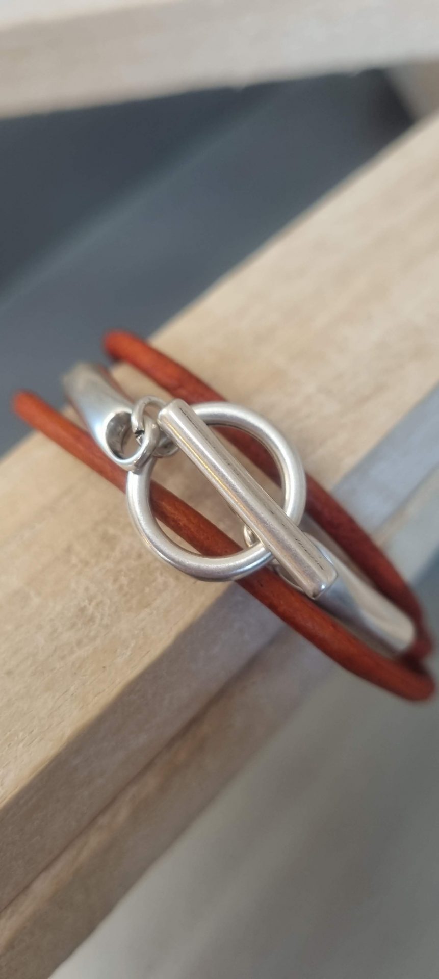 Bracelet femme triple tour cuir rond orange et fermoir T