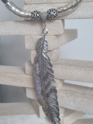 Collier cuir rond vert et grande plume argentée