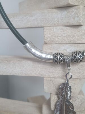 Collier cuir rond vert et grande plume argentée
