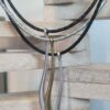 Collier femme trois rangs en cuir rond noir et argent, pendentifs argentés et vieil or