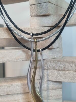 Collier femme trois rangs en cuir rond noir et argent, pendentifs argentés et vieil or – Image 2