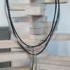 Collier femme trois rangs en cuir rond noir et argent, pendentifs argentés et vieil or