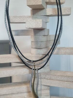 Collier femme trois rangs en cuir rond noir et argent, pendentifs argentés et vieil or – Image 1