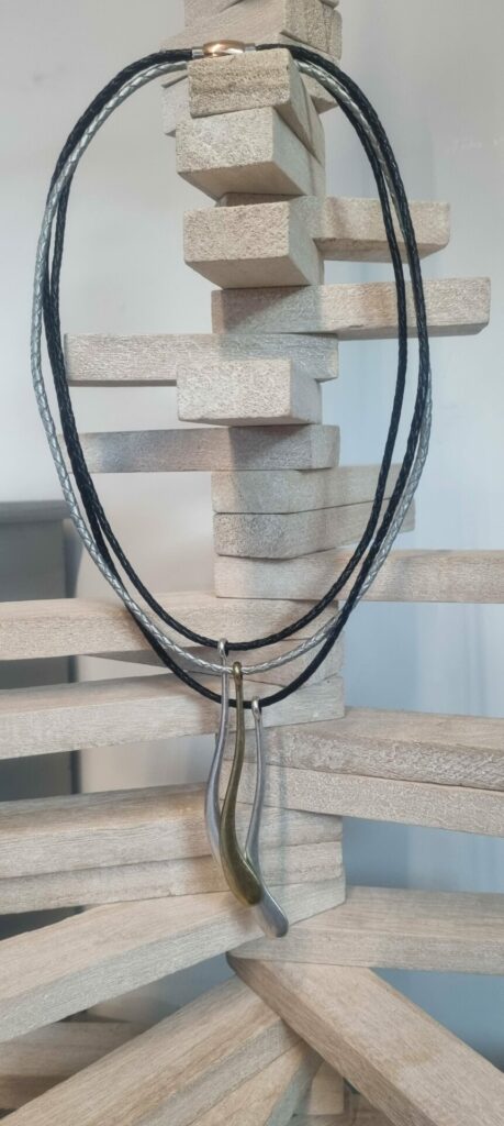 Collier femme trois rangs en cuir rond noir et argent, pendentifs argentés et vieil or
