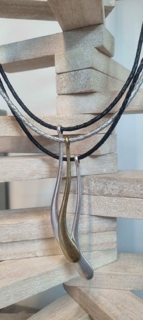 Collier femme trois rangs en cuir rond noir et argent, pendentifs argentés et vieil or