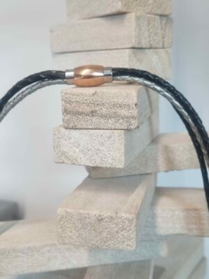 Collier femme trois rangs en cuir rond noir et argent, pendentifs argentés et vieil or – Image 4